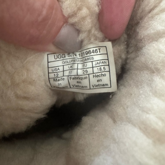 Kids UGG Classic size 12 Big Kids - Picture 8 of 8